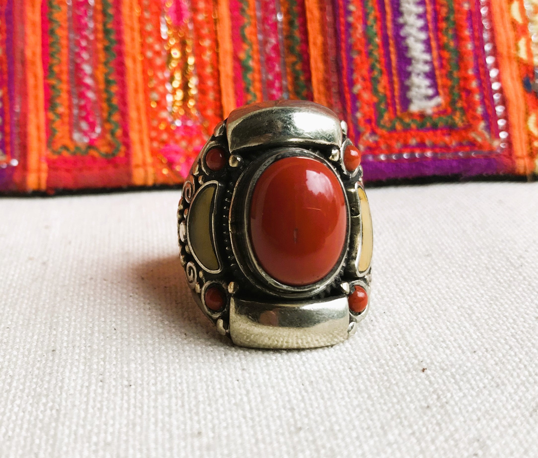 Bague Tribale Tibétaine Ancienne En Argent Massif Et Ambre - Taille US 9, Période 1900-1949, Bijou Ethnique
