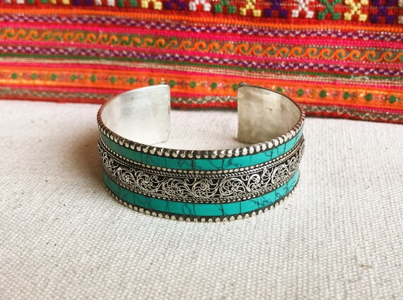 Bracelet Manchette En Métal Blanc Avec Pierres Turquoises - Motif Edelweiss - Occasion