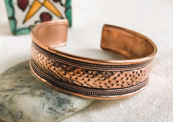 Bracelet manchette vintage en cuivre découpé, motif estampé