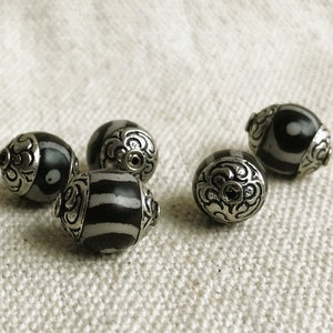 Lot of ethnic beads Nepal Tibet-Traditional beads-Pearls of the World