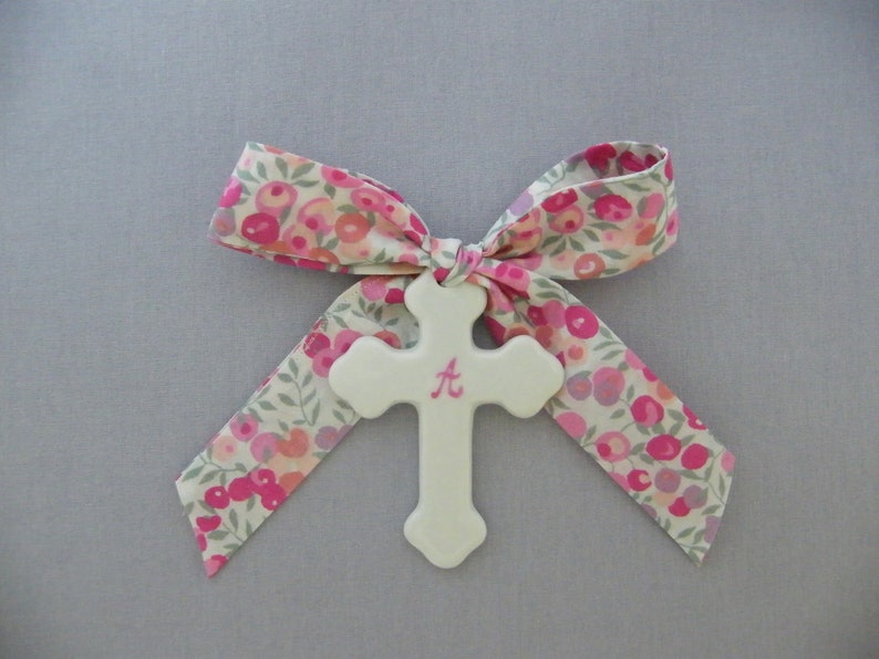 Croix en porcelaine fine de 7cm, ruban LIBERTY au choix, Capel, Mitsi Betsy, Wiltshire, Meodow, D'Anjo image 2