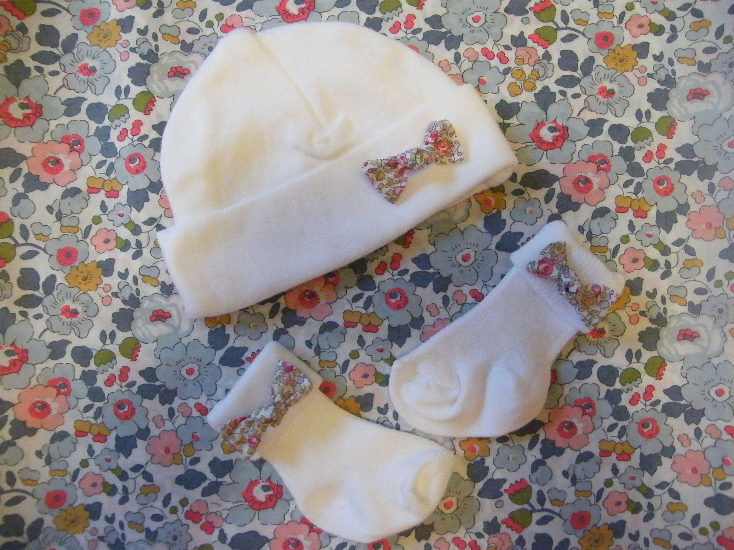 Chaussettes bébé de baptême ou cérémonie en coton blanc avec volant en voile