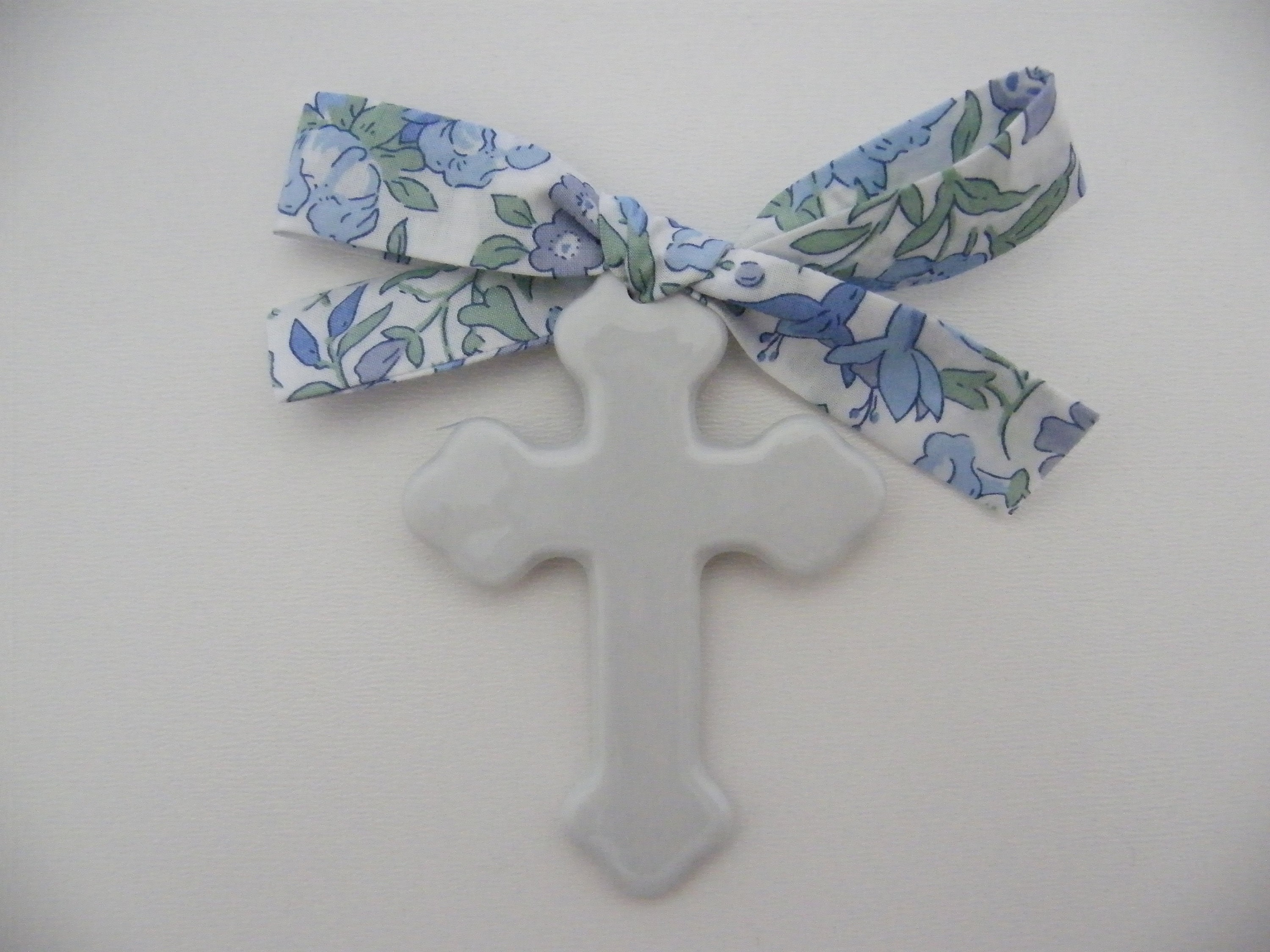 Croix Noeud Liberty Betsy Platine, Wiltshire Macaron, Porcelaine Fine, Hauteur 7 cm