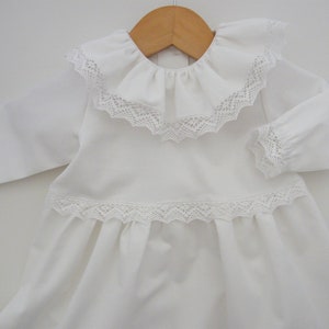 Robe de baptême personnalisable rétro, Béguin de Baptême, dentelle, cérémonie 1/3/6/12/18 mois 2 ans. image 2