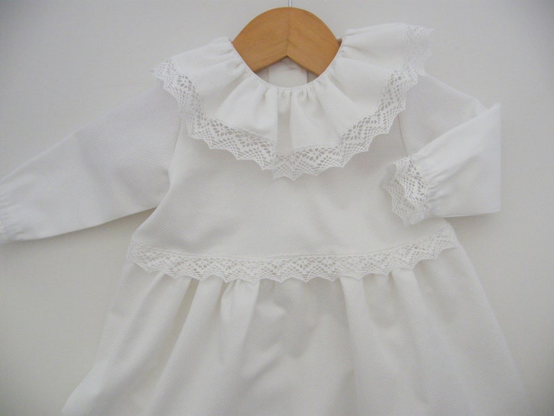 Robe de baptême personnalisable rétro, Béguin de Baptême, dentelle, cérémonie 1/3/6/12/18 mois 2 ans. image 2