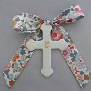 Fine porcelain cross of 7 or 9.5 cm, LIBERTY ribbon of your choice, (Capel, Mitsi Betsy, Wiltshire, Meodow, D'Anjo)