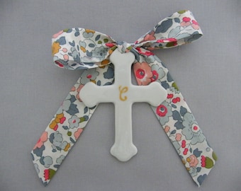 Fine porcelain cross of 7 or 9.5 cm, LIBERTY ribbon of your choice, (Capel, Mitsi Betsy, Wiltshire, Meodow, D'Anjo)