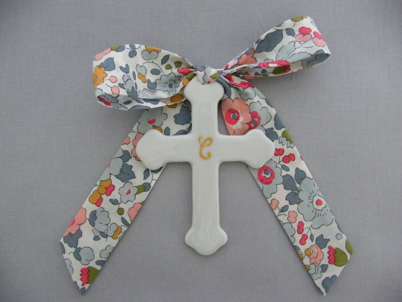 Croix en porcelaine fine de 7 ou 9,5 cm, ruban LIBERTY au choix, Capel, Mitsi Betsy, Wiltshire, Meodow, D'Anjo image 1