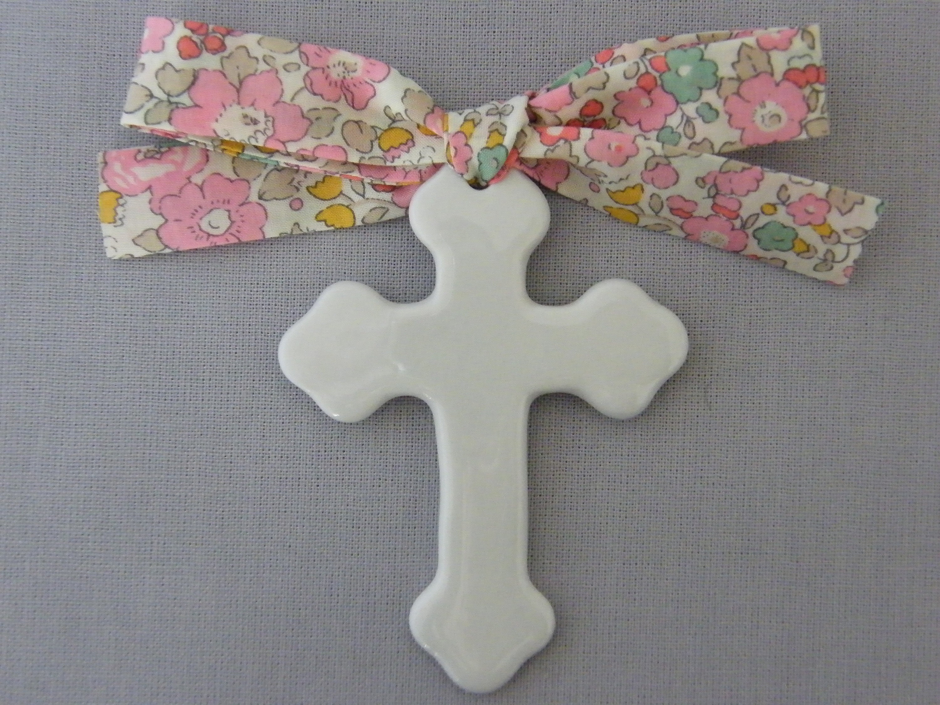 Croix Noeud Liberty Betsy Ann Rose, Platine, Wiltshire Macaron, Porcelaine Fine, Hauteur 7 cm