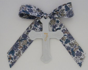 Croix en porcelaine fine de 7 ou 9,5 cm, ruban LIBERTY au choix, (Capel, Mitsi Betsy, Wiltshire, Meodow, D'Anjo)