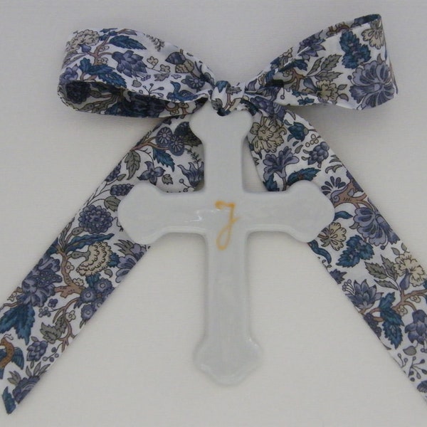 Croix en porcelaine fine de 7 ou 9,5 cm, ruban LIBERTY au choix, (Capel, Mitsi Betsy, Wiltshire, Meodow, D'Anjo)