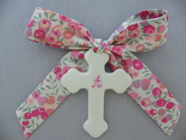 Croix en porcelaine fine de 7cm, ruban LIBERTY au choix, Capel, Mitsi Betsy, Wiltshire, Meodow, D'Anjo image 1