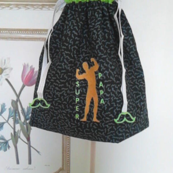 sac lingerie  brodé " silhouette SUPER PAPA", toile noire et grise ,doublure grise 100% coton