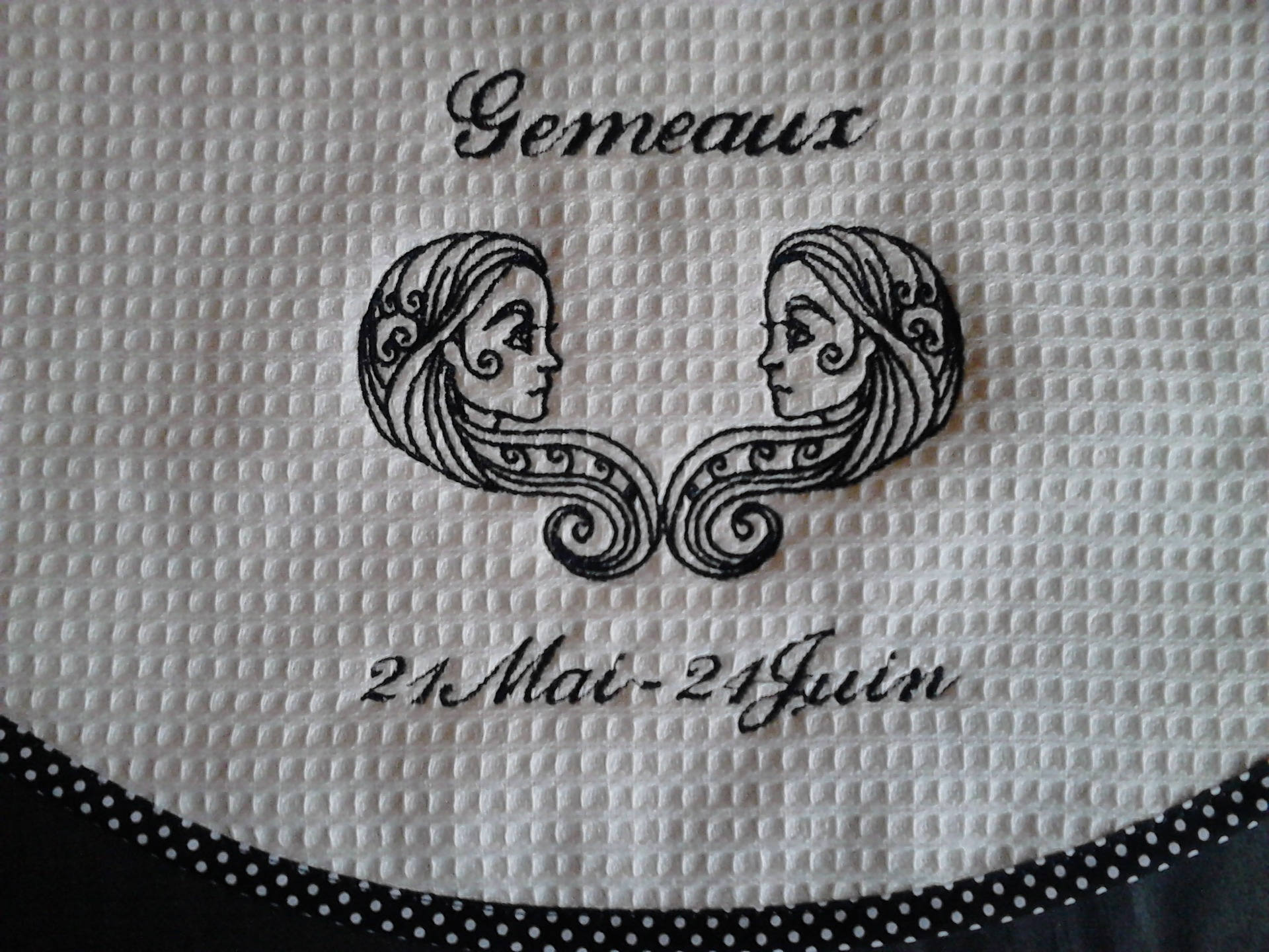 Gemeaux Essuie-Mains Ronds Tissu Nidéponge Bordé d'un Biais et Motif Brodé