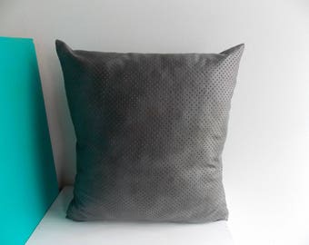 Housse de coussin en simili cuir gris à petit trou