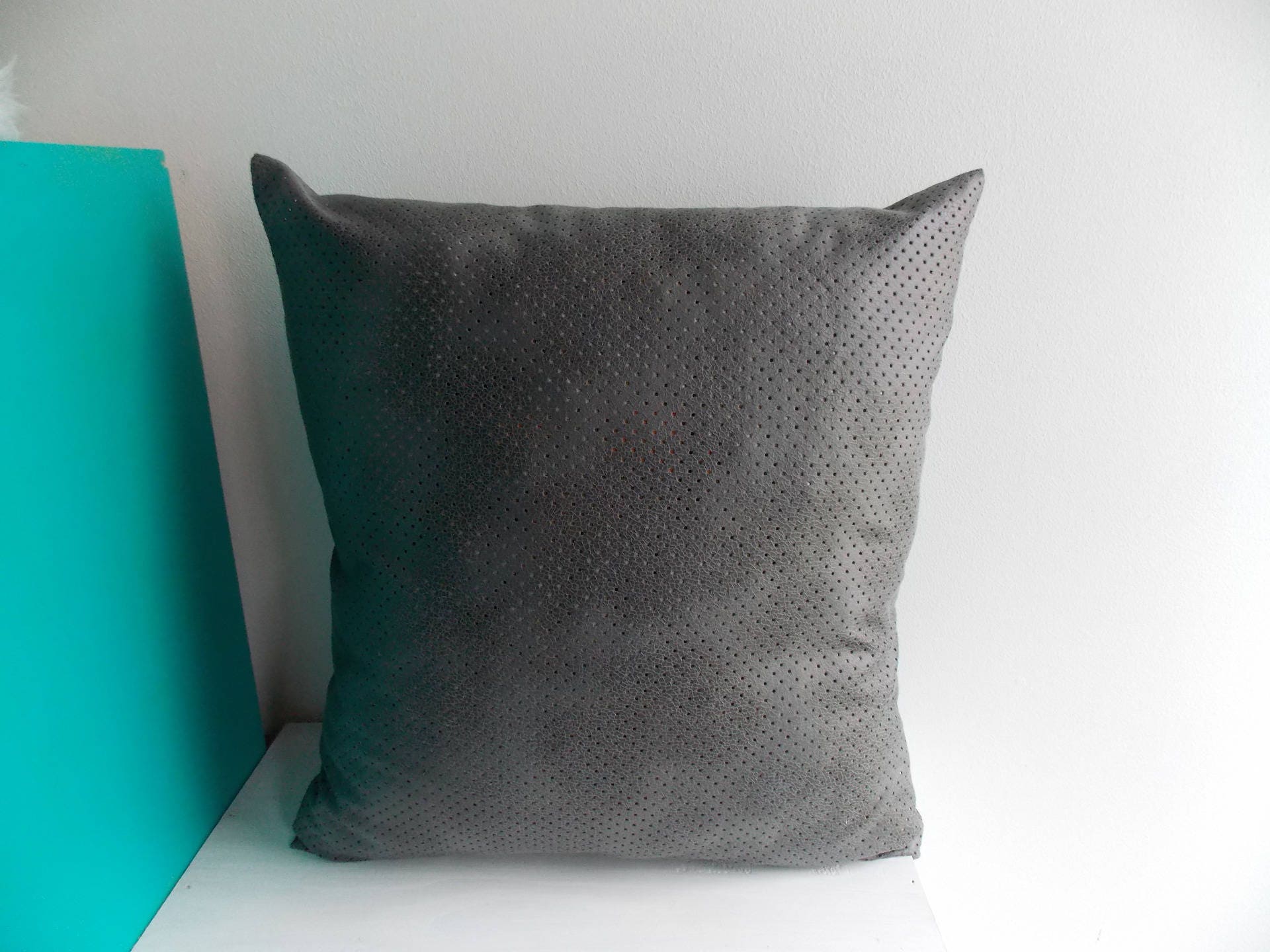 Housse de Coussin en Simili Cuir Gris à Petit Trou