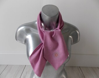 Foulard en  forme de cravate tissu rose très léger