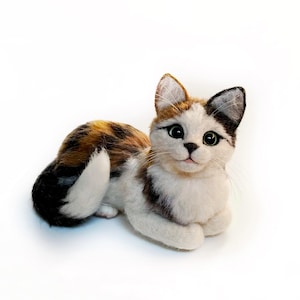 Adorable Needle Felted Three-colored Kitten – Artistic Wool Decor Sculpture