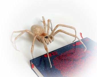 Aranha de Halloween feita com teia de aranha branca de doce, aranha assustadora de lã feltrada com agulha.