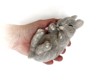 Coniglietto addormentato in feltro grigio ad ago, coniglio waldorf in lana.