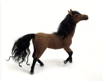 Sculpture réaliste de cheval brun feutré à l'aiguille, figurine de cheval en laine.