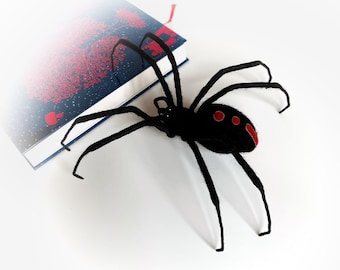 Teia de aranha para decoração de Halloween, aranha viúva-negra, aranha assustadora feita com lã feltrada.