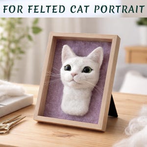 Pode incluir: Retrato de gato feltrado emoldurado. O gato branco tem olhos verdes e um rosto detalhado. O retrato est&aacute; sobre um fundo lil&aacute;s dentro de uma moldura de madeira. O texto "FOR FELTED CAT PORTRAIT" est&aacute; no topo.
