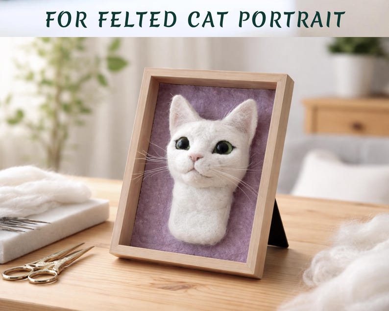 Pode incluir: Retrato de gato feltrado emoldurado. O gato branco tem olhos verdes e um rosto detalhado. O retrato est&aacute; sobre um fundo lil&aacute;s dentro de uma moldura de madeira. O texto "FOR FELTED CAT PORTRAIT" est&aacute; no topo.