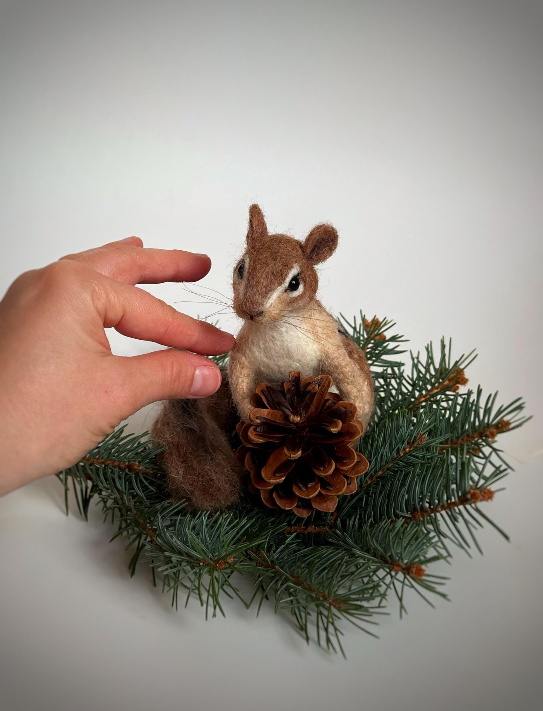 純毛のシマリスの彫刻、クリスマスの装飾の置物。 - Etsy 日本