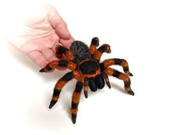Aranha tarântula de lã feita à mão, decoração assustadora de teia de Halloween em feltro agulhado.