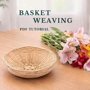Puede incluir: Una cesta redonda tejida con material claro se encuentra sobre una mesa de madera, junto a un ramo de flores coloridas. El texto "BASKET WEAVING PDF TUTORIAL" se muestra encima de la cesta. La cesta es un objeto artesanal.