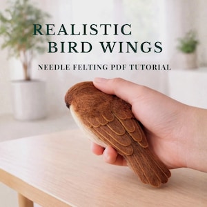 以下が含まれることがあります： 黒い持ち手と「But First, Coffee」の太字の黒い文字が入った白いセラミックマグ。マグカップは木製の表面に置かれています。マグカップの高さは約10cmです。