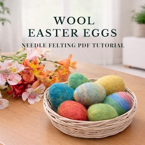 Könnte beinhalten: Ein Weidenkorb enthält bunte Ostereier aus Wolle. Die Eier sind in verschiedenen Farben gehalten, darunter Rot, Blau, Grün und Gelb. Der Text "WOOL EASTER EGGS" und "NEEDLE FELTING PDF TUTORIAL" ist zu sehen.