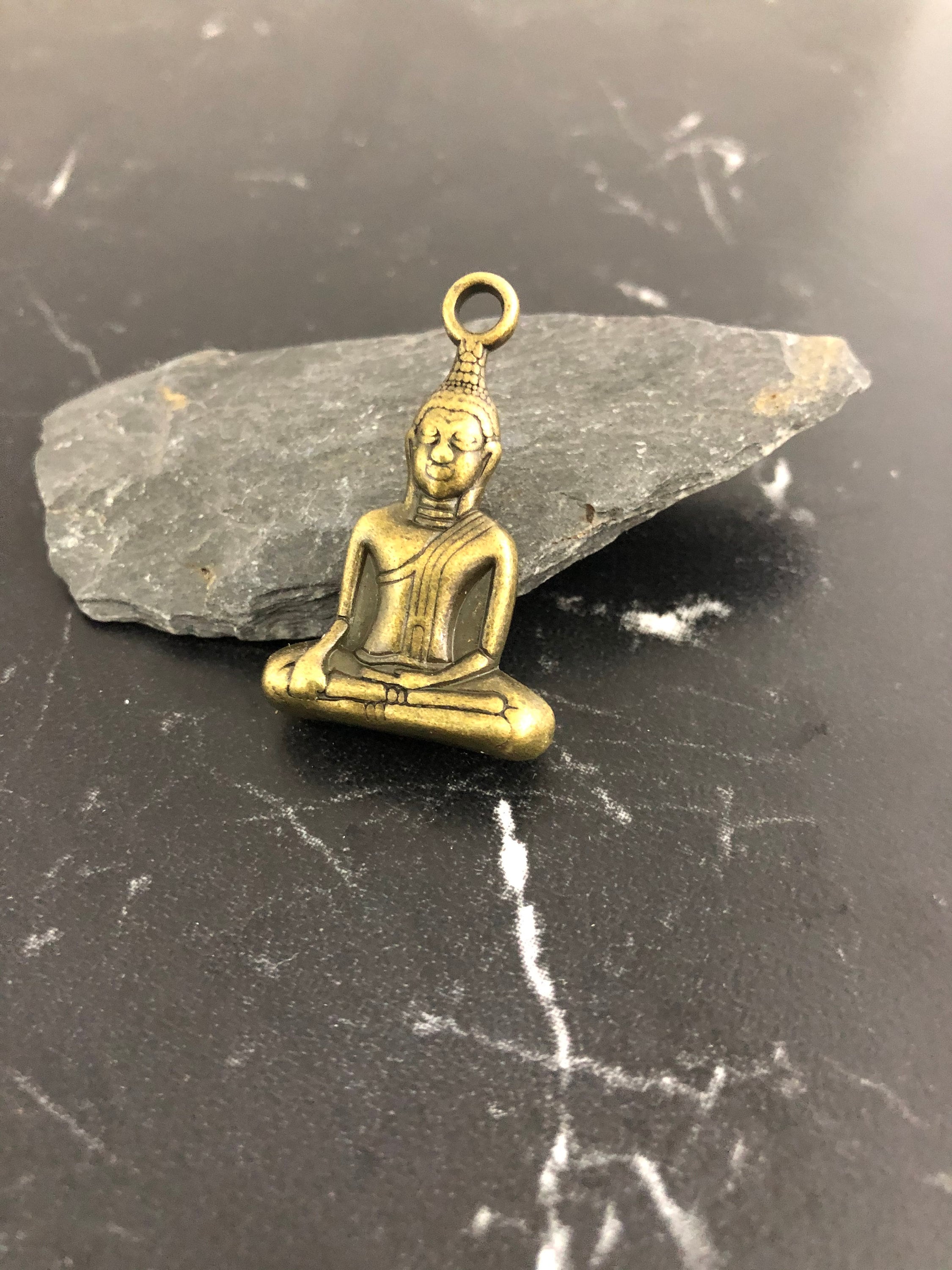Pendentif En Bronze Avec Lacet Métallique - Occasion - Bijou Ethnique Ou Vintage