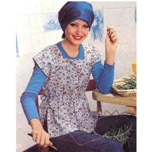 以下が含まれることがあります： 青い頭巾と青と白の花柄のエプロンを着た女性。彼女はハサミと緑の豆の束を持っています。