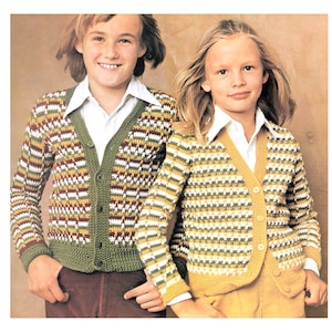 Może przedstawiać: Dwoje dzieci w pasujących kardiganach w stylu vintage. Kardigany mają geometryczny wzór w odcieniach zieleni, żółci, bieli i brązu. Kardigany mają zapinany na guziki przód i są noszone na koszulach z kołnierzykiem. Dzieci się uśmiechają.