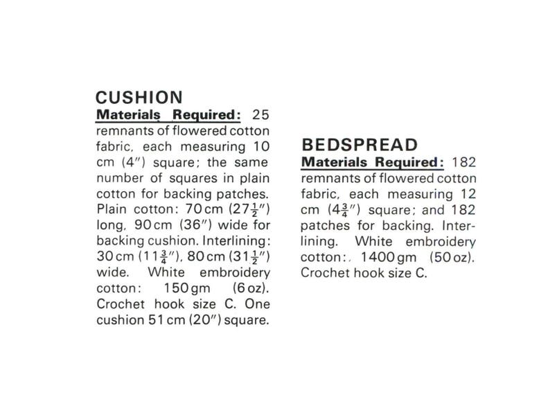 K&ouml;nnte beinhalten: Text aus einer Anleitung f&uuml;r ein Kissen und eine Tagesdecke. Das Kissen ben&ouml;tigt 25 Reste aus gebl&uuml;mtem Baumwollstoff, jeweils 10 cm quadratisch. Die Tagesdecke ben&ouml;tigt 182 Reste, jeweils 12 cm quadratisch.