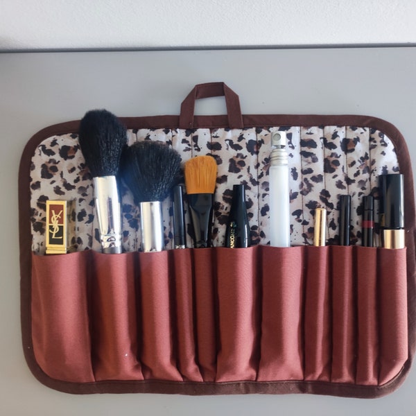 Trousse de maquillage à rouler, tissu "léopard", astucieux de 12 compartiments de différentes grandeurs.