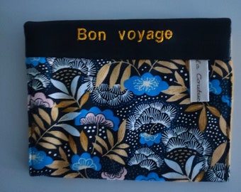 Etui passeport, papiers voiture avec 2 compartiments à cartes en tissu fleurs et simili cuir noir brodé "Bon voyage"