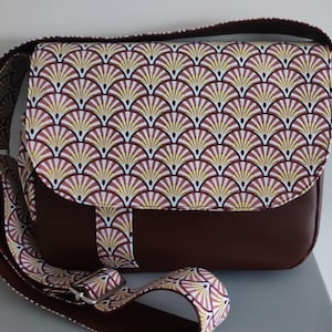 Superbe sac besace simili cuir marron et tissu plume de paon, multi-poches, travail soigné.