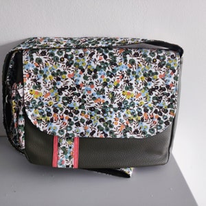 Sac besace, sac à main, sac bandoulière, simili cuir Kaki et tissu fleurs, multi-poches, travail soigné