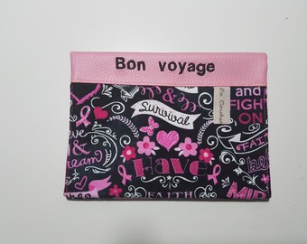 Etui passeport, papiers voiture avec 2 compartiments à cartes en tissu fleurs  coeurs  et simili cuir rose brodé "Bon voyage"