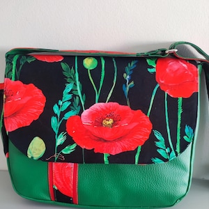Superbe sac besace simili cuir vert pomme et tissu coquelicots, multi-poches, travail soigné.