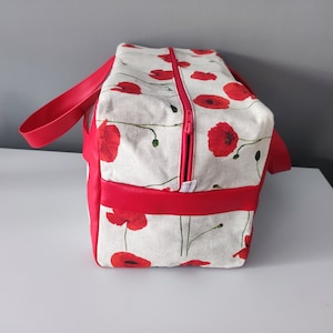 Grand sac, vanity / valisette de toilette en simili cuir rouge et tissu coquecots, très belles finitions. image 4