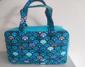 Fan pattern toiletry bag, fully lined, 2 interior pockets, large 35 cm opening, careful workmanship