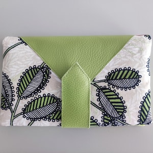 Portefeuille, compagnon, accessoire de sac avec nombreux compartiments, tissu motif feuilles vertes, simili cuir vert pastel.