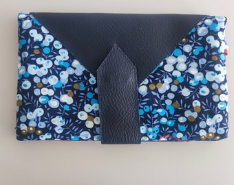 portefeuille,avec nombreux compartiments. tissu fleurs et simili cuir bleu marine.