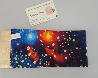 Left heel checkbook holder, starry night fabric and gold faux leather, very beautiful finishes.