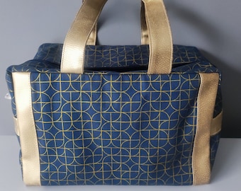 Grand sac, vanity / valisette de toilette en simili cuir doré et tissu graphique bleu marine doré, très belles finitions.