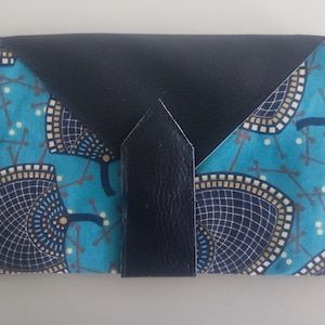 Portefeuille, compagnon, avec nombreux compartiments, tissu motif feuilles de palmier et simili cuir bleu marine.
